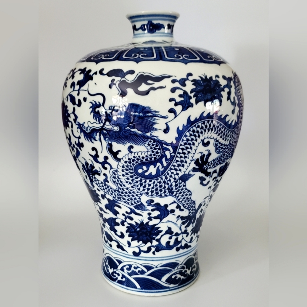 GORGEOUS 11 1/4" Dragons 🐉 Floral & Waves Chinoiserie Vintage Porcelain Vase - Picture 10 of 10